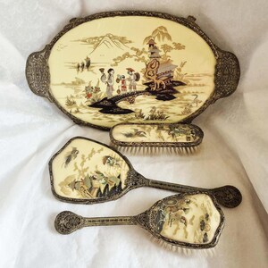Vintage 4-teiliges goldenes Schminkset, attraktives orientalisches Design mit Vögeln und Figuren, Tablett, Spiegel, Haarbürste und Kleiderbürste