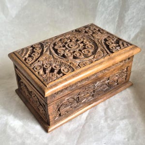 Attraktive rechteckige Holzkartenbox aus Indien, verziert mit einem handgeschnitzten komplizierten Blumenmuster, 15,7 cm