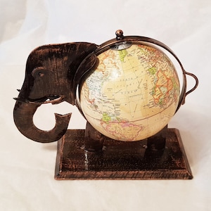 Joli globe terrestre de style vintage sur un support éléphant en métal cuivré, carte détaillée, objet de collection vintage inhabituel - 20 cm de haut