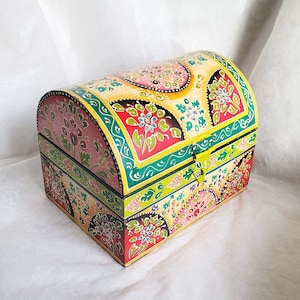 Hand Painted Mango Wood Trinket Chest, Indian Floral Design (19.7cm)