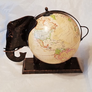 Atractivo globo terráqueo grande de estilo vintage sobre soporte de elefante de metal de cobre, mapa detallado, inusual artículo de colección vintage de 27 cm de alto
