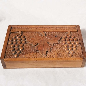 Attractive rectangular hand carved wooden trinket box, decorated with hand carved intricate grape design to the lid, 20cm