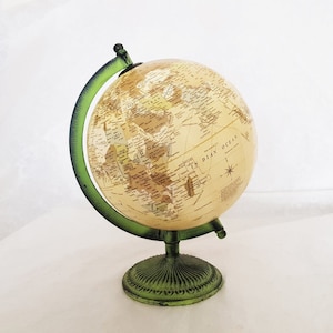 Joli globe vintage de style steampunk/victorien sur support en métal vert, carte détaillée, objet de collection vintage inhabituel - 24 cm de haut