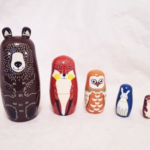 手描きの木製ロシア人形5体セット。クマ、キツネ、フクロウ、ウサギ、カワウソで構成されています。高さ15.5 cm。