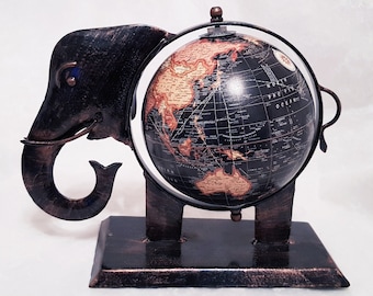 Attraente globo nero in stile vintage su supporto per elefante in metallo ramato, mappa dettagliata, insolito oggetto da collezione vintage, alto 20 cm