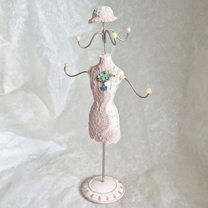 Vintage resin mannequin jewellery stand, pretty pink & blue dress design with diamanté brooch and hat, 6 hooks for hanging jewellery-33cm