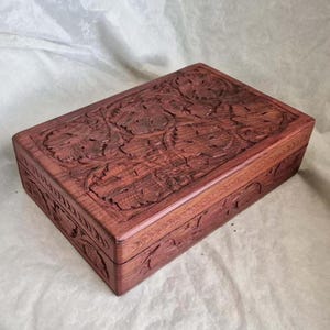 Handskuren prydnadsask i mangoträ, med druvbladsdesign, 30,5 cm