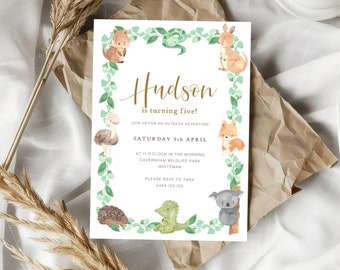 Può includere: Un invito bianco con un bordo di foglie verdi e illustrazioni ad acquerello di animali australiani. Il testo recita "Hudson compie cinque anni! Unisciti a noi per un'avventura nell'outback! Sabato 9 aprile alle 1 del mattino Caversham Wildlife Park Whiteman Per favore, conferma la tua presenza a Tara 0444 123 123"
