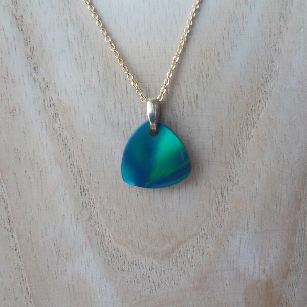 collier Opal aurora synthetique, collier acrylique, collier aurore boréale, collier opal bleue, collier laiton doré
