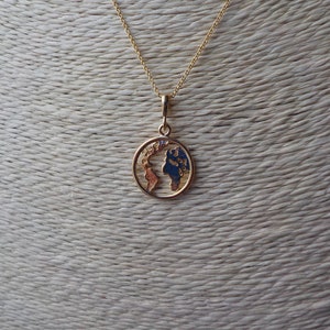 Collier carte du monde en plaqué or, collier monde, collier minimaliste