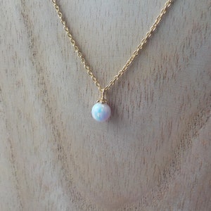 collana con goccia di pioggia in opale
