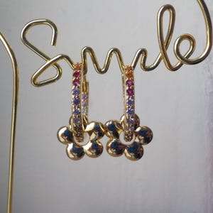 Blumenohrringe, Blumenschmuck, Blumen-Creolen, vergoldeter Schmuck, Boho-Creolen mit Blumen, goldene Creolen