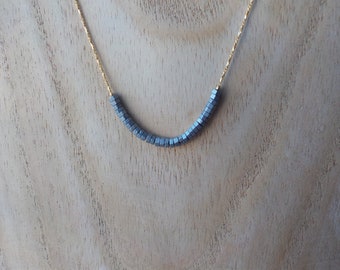 delicate en minimalistische ketting, hematietparelketting, fijne ketting, pyrietketting