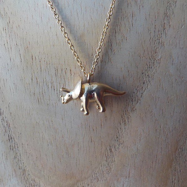 collier dinosaure, collier minimaliste, collier triceratops, collier plaqué or