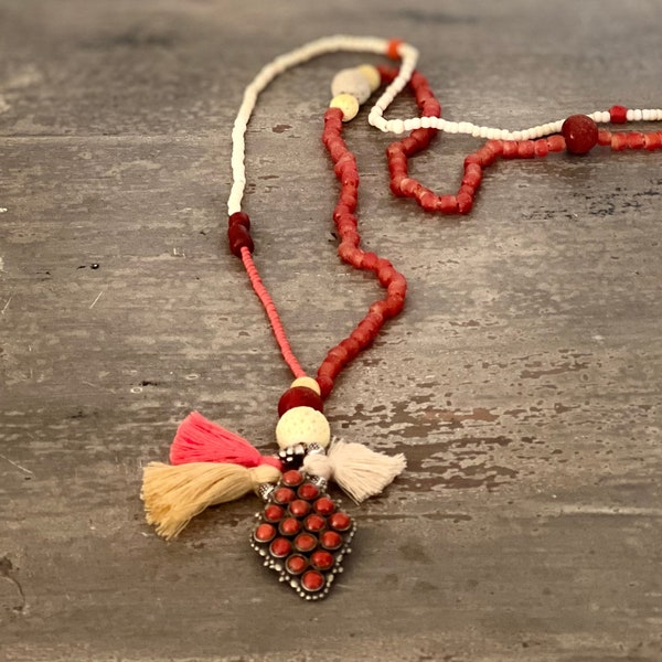 collier sautoir en perles de verre recyclées Africaines et son joli pendentif Berbère en corail