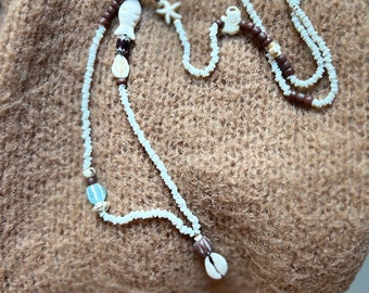 Lange Halskette aus Muscheln, Kauri, Howlith, Samen.