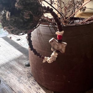 bracelet made of howlite chips and African beads