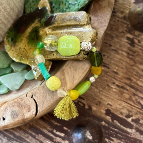 Bracelet en perles de verre Africaines multicolores, agate, gorgone, perle argent Tibétain et pompon vert.