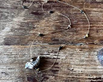 Collier sautoir en fil, oiseau en céramique, chips de quartz rutile et perles à facettes de pyrite
