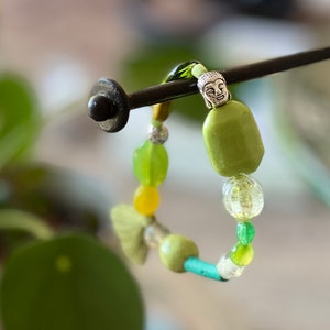 Bracelet en perles de verre Africaines multicolores, agate, gorgone, perle argent Tibétain et pompon vert. image 4