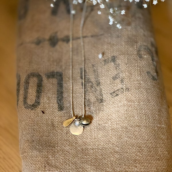 collier sautoir en perles argent Africain avec sa cloche Népalaise, son vintage kuchi et une perle goutte en laiton