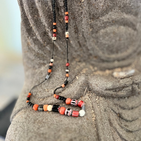 Collier sautoir en perles de chevrons corail et noir, perles  de graines Africaines.