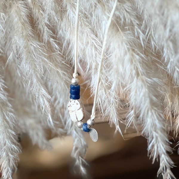 Cordon de soie écru et son amulette  scarabée, se porte aussi bien en collier, sautoir ou noué autour du poignet.