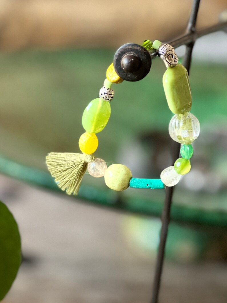 Bracelet en perles de verre Africaines multicolores, agate, gorgone, perle argent Tibétain et pompon vert. image 2