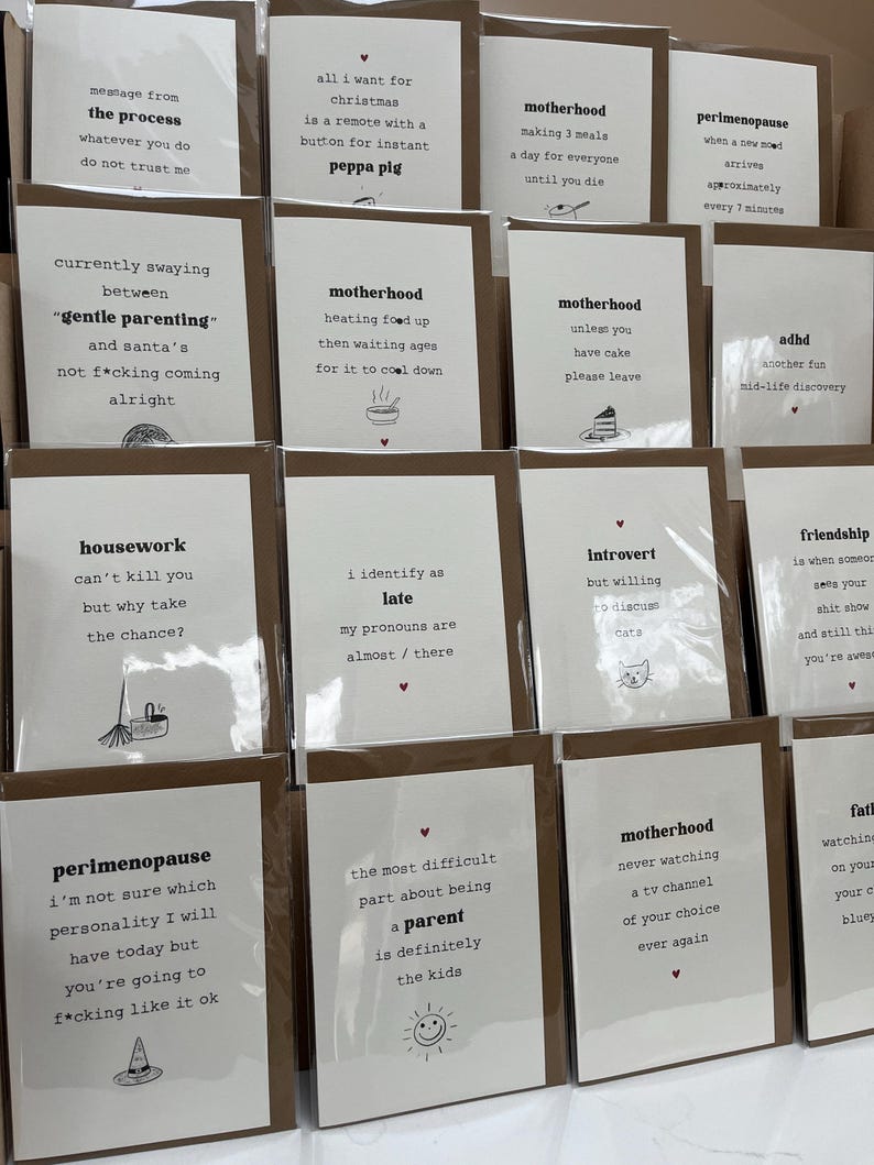 Może przedstawiać: Zbi&oacute;r brązowych kartek z humorystycznymi tekstami i ilustracjami. Kartki zawierają takie zwroty jak "proces", "macierzyństwo", "perimenopauza", "prace domowe", "przyjaźń", "introwertyk", "ADHD", "p&oacute;źno", "delikatne rodzicielstwo", "Peppa Pig" oraz "najtrudniejszą częścią bycia rodzicem są zdecydowanie dzieci".