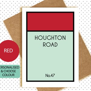 Pu&ograve; includere: Una carta rossa e verde con il testo "Houghton Road No. 47" in nero. La carta &egrave; una parodia di una carta di colore.