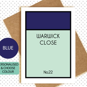 Pu&ograve; includere: Un biglietto personalizzato con uno schema di colori blu e verde. Il biglietto presenta il testo "WARWICK CLOSE" e "No. 22".