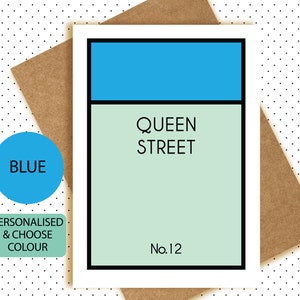 Pu&ograve; includere: Una carta blu e verde con il testo "Queen Street" e "No. 12" in nero. La carta &egrave; un cartello personalizzato con il numero civico.