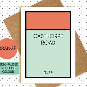 Pu&ograve; includere: Un biglietto personalizzato con uno schema di colori verde chiaro e corallo. Il biglietto presenta il testo "Castthorpe Road No. 44" in un carattere nero.