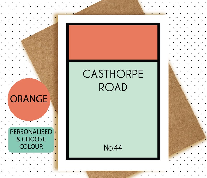 Pu&ograve; includere: Un biglietto personalizzato con uno schema di colori verde chiaro e corallo. Il biglietto presenta il testo "Castthorpe Road No. 44" in un carattere nero.