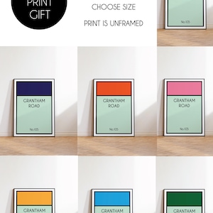Pu&ograve; includere: Un set di nove stampe d'arte stampabili che presentano un design minimalista di un cartello stradale con il testo "Grantham Road" e il numero "105". Le stampe sono disponibili in una variet&agrave; di colori, tra cui rosso, arancione, giallo, verde, blu, rosa e blu navy.
