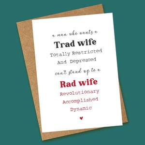Può includere: Un biglietto di auguri con sfondo bianco e testo che recita "a man who wants a Trad wife Totally Restricted And Depressed can't stand up to a Rad wife Revolutionary Accomplished Dynamic". Il biglietto è su una busta marrone.