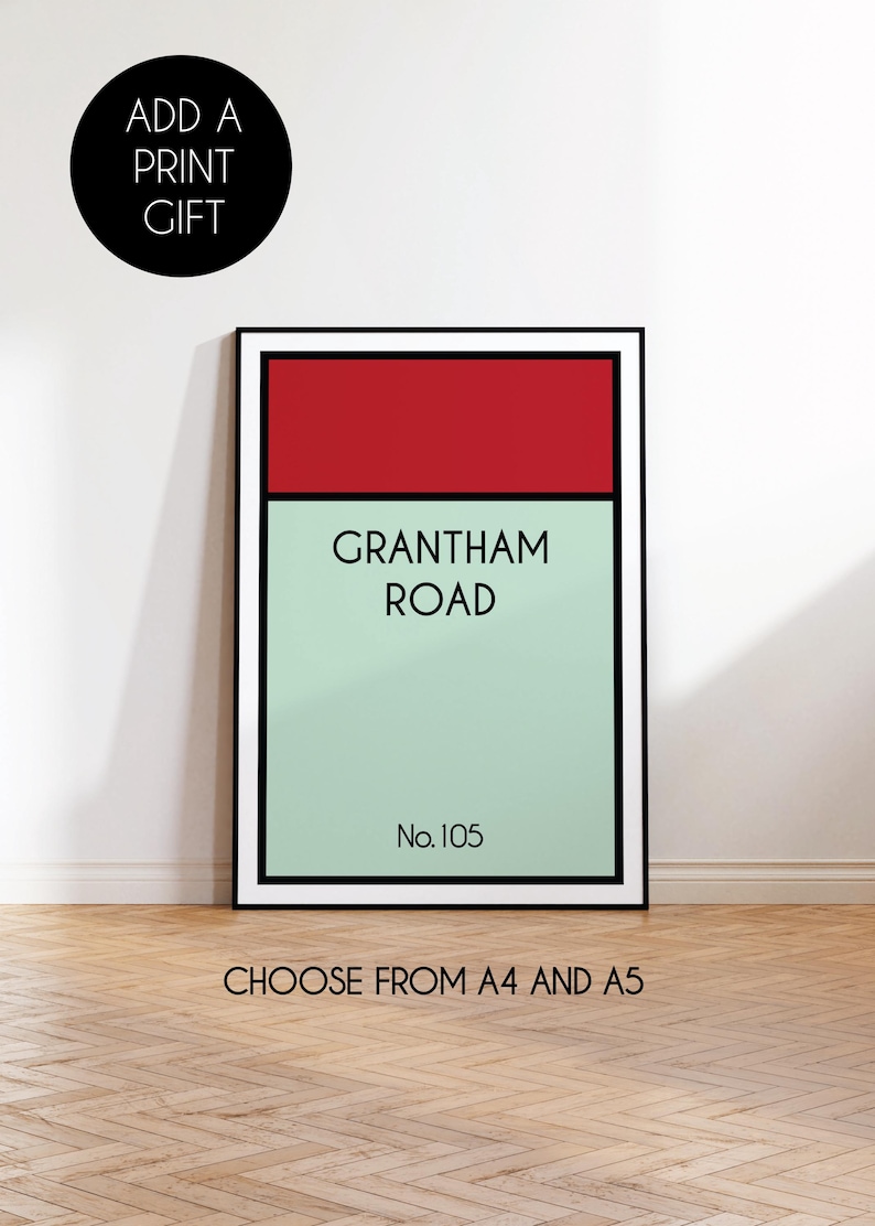 Pu&ograve; includere: Un poster minimalista con cornice nera, che presenta uno schema di colori rosso e verde. Il poster recita "Grantham Road" con il numero "No. 105" in basso. Il poster &egrave; disponibile nei formati A4 e A5.