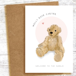 Tarjeta personalizada con nombre para BEBÉ, tamaño A6, con ilustración de osito de peluche texturizado - Niña bienvenida al mundo - añadir nombre del bebé