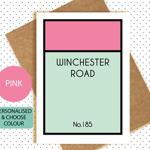 Pu&ograve; includere: Un biglietto d'auguri con uno schema di colori rosa e verde. Il biglietto &egrave; progettato per assomigliare a un campione di vernice e dice "Winchester Road No. 185".