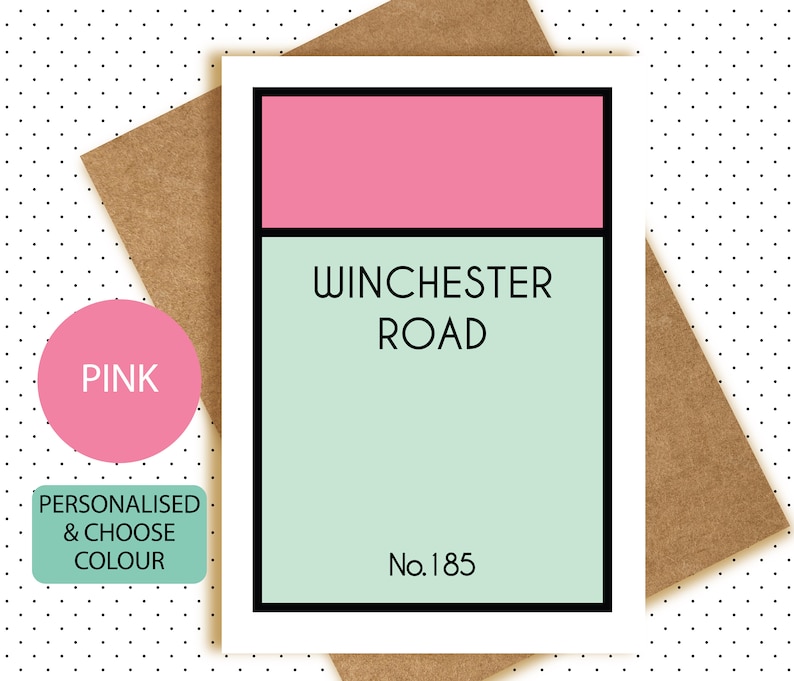 Pu&ograve; includere: Un biglietto d'auguri con uno schema di colori rosa e verde. Il biglietto &egrave; progettato per assomigliare a un campione di vernice e dice "Winchester Road No. 185".
