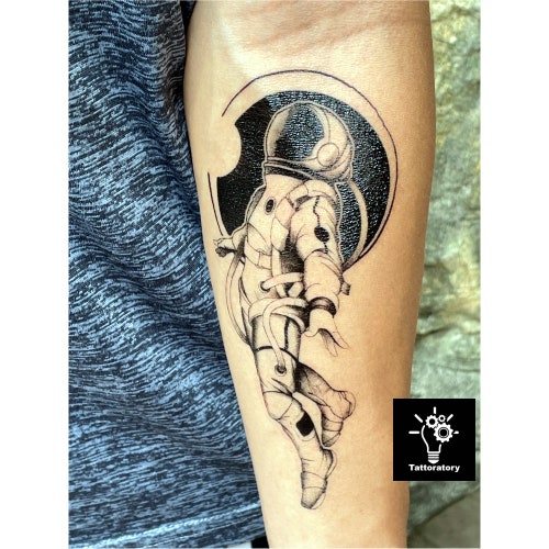 Minimalist Tattoo Astronaut Tattoo Design 10832334 Vector Art at Vecteezy