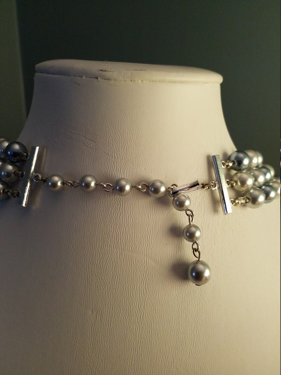 Faux pearl 3 strand gray tone necklace - image 4