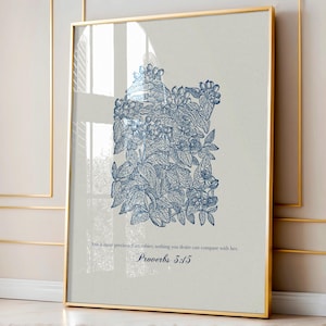 Könnte beinhalten: Ein gerahmter Druck mit einer blauen Blumenillustration und dem Text "Sie ist kostbarer als Rubine, nichts, was du begehrst, kann mit ihr verglichen werden. Sprichwörter 3:15".