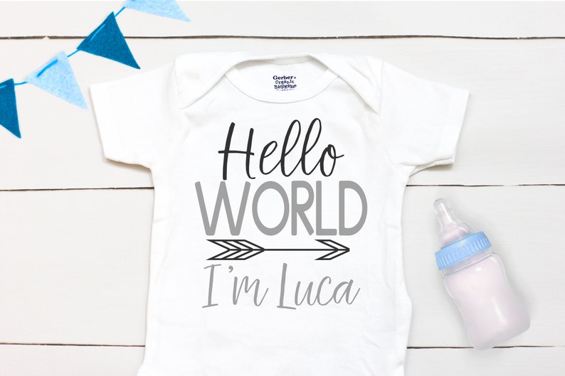 Hello World // Prénom personnalisé // Tenue à emporter // Tenue Coming Home // Hello World // Cadeau de naissance // Onesies® de marque image 1