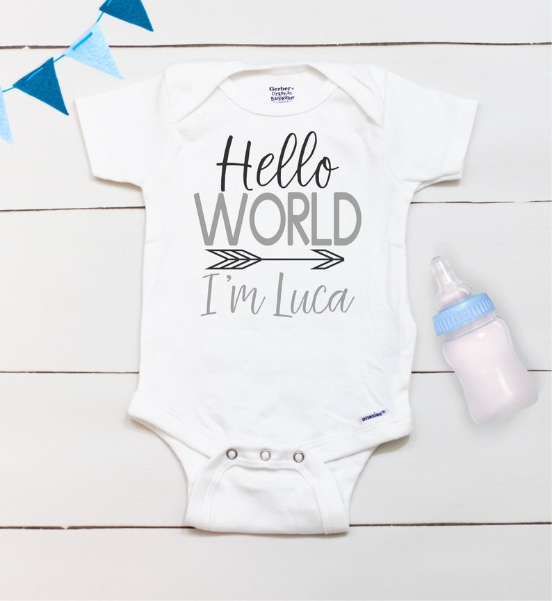 Hello World // Prénom personnalisé // Tenue à emporter // Tenue Coming Home // Hello World // Cadeau de naissance // Onesies® de marque image 2