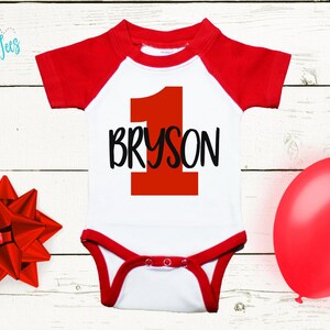 Primer cumpleaños personalizado, atuendo para primer cumpleaños de niño, cumpleañero, nombre del cumpleañero, pastel smash, camiseta de cumpleaños Red/White Short Sleeve Bodysuit