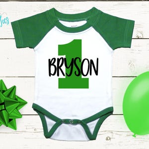 Primer cumpleaños personalizado, atuendo para primer cumpleaños de niño, cumpleañero, nombre del cumpleañero, pastel smash, camiseta de cumpleaños Green/White Short Sleeve Bodysuit
