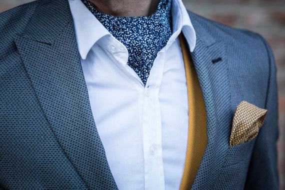 Cravatta ascot blu navy con fiori bianchi cravatta fatta a mano