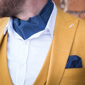 Cravatta Ascot blu navy con pois bianchi, cravatta fatta a mano, matrimonio, abito da sposo, cravatta Ascot con pois, ascot da matrimonio, cravatta da GIORNO