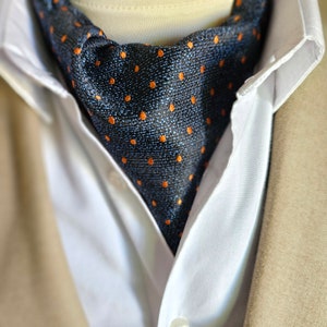 Cravatta Ascot blu navy con pois arancioni, cravatta fatta a mano, matrimonio, abito da sposo, cravatta Ascot con pois, ascot da matrimonio, cravatta da GIORNO